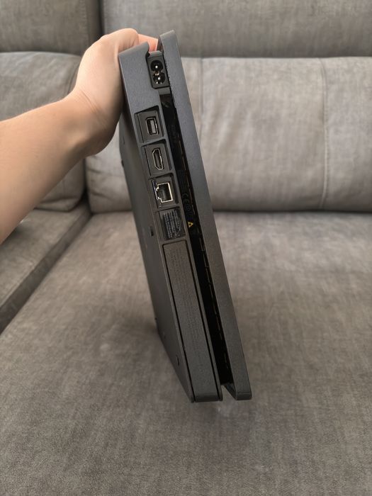 Ps4 500GB + 2 comandos