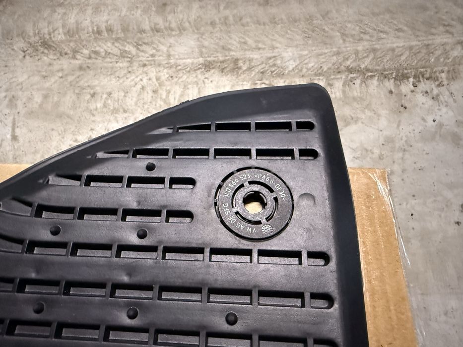 Оригінальний пасажирський передній коврик Audi A4B8