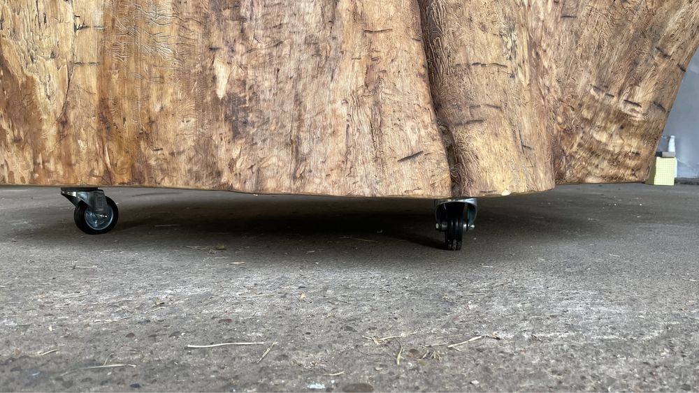 Ława jesionowa, potężny monolit na kołach