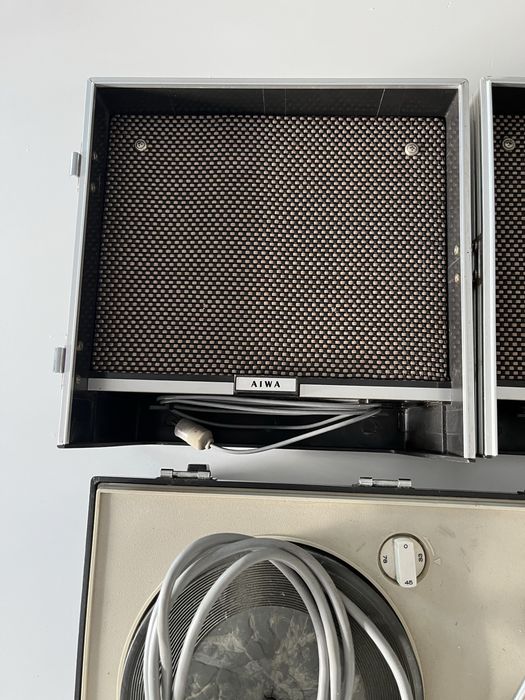 Vendo Gira Discos com Radio portátil Aiwa