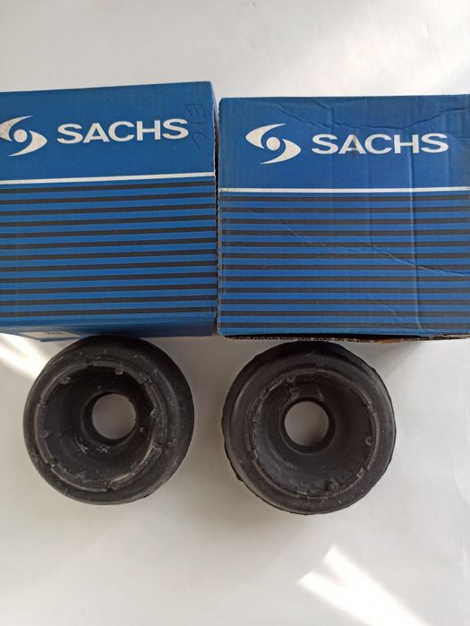 Подушки передніх амортизаторів.