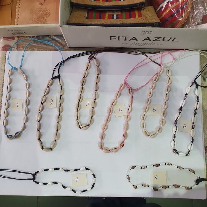 Colares de diferentes pedras e outros