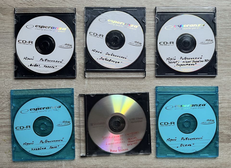 DVD диски:музика, фільми, відеоігри, касети