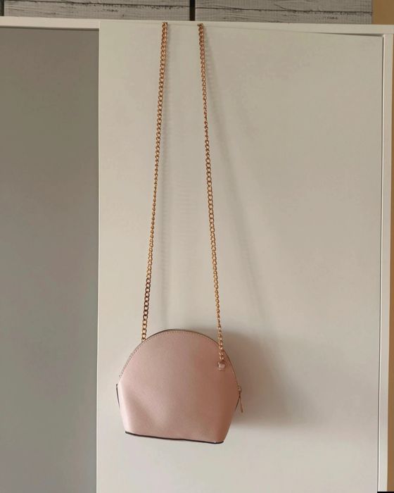 Torebka damska chanelka listonoszka na łańcuszku pudrowy róż