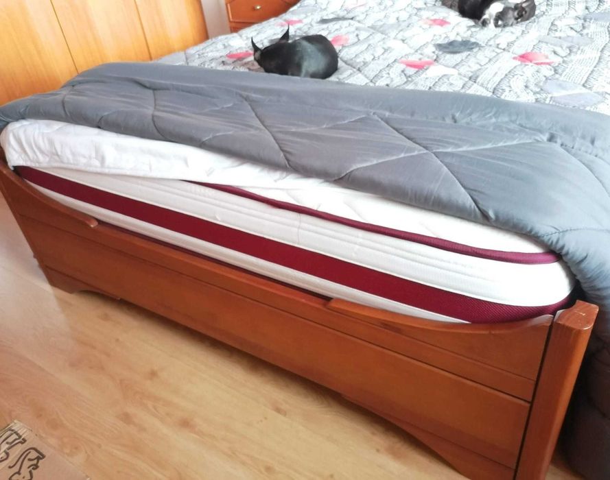 Cama de casal em madeira maciça + 2 mesinhas + estrado