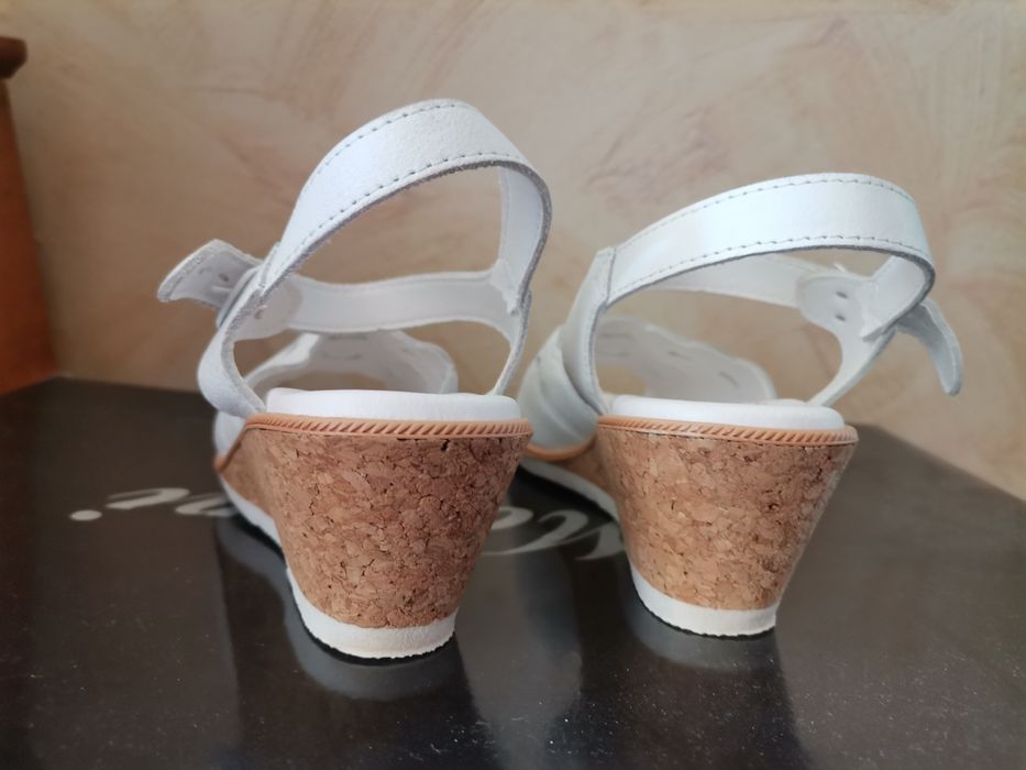 Białe sandałki na koturnie