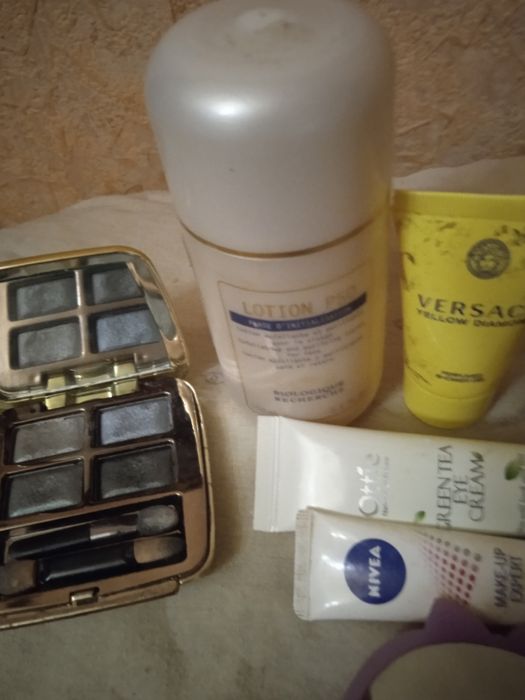 Продам косметический набор в фирменной  косметичке LOCCITANE