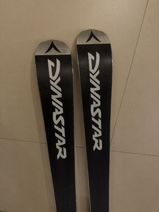 Niebieskie narty Dynastar