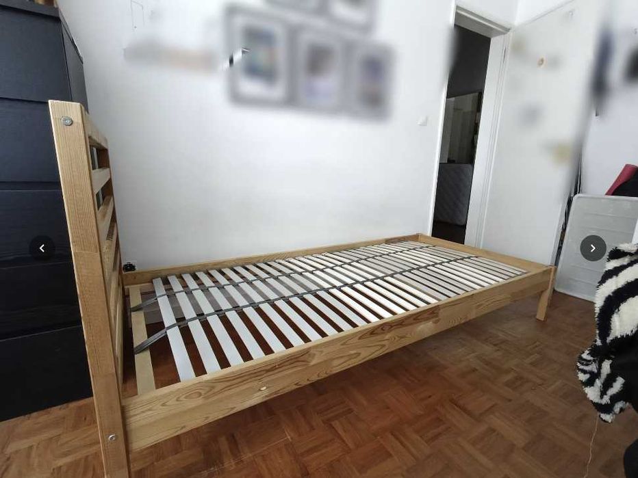 cama de solteiro e estrado de madeira