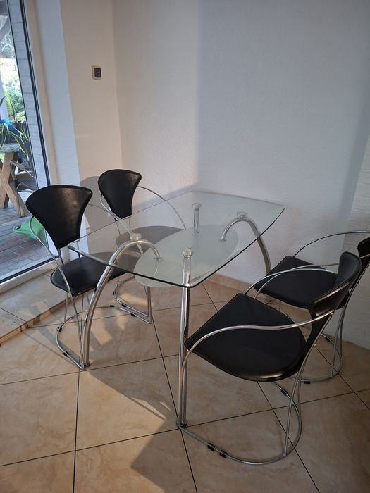 Komplet stół plus 4 krzesła