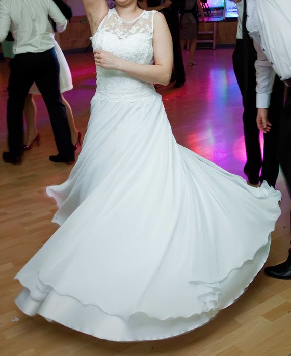 Elegancka suknia ślubna r. S