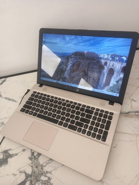 Ноутбук тонкий и стильный Asus R541N (X541NA) / Intel Celeron N3350 / 4GB RAM / SSD 256GB / Батарея 3 часа / Windows 10