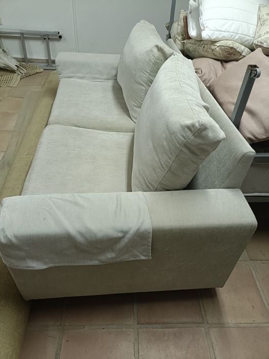 Sofa de dois lugares.Nao está rasgada , só tem que ser limpa