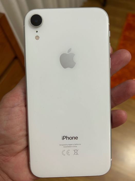 iPhone XR branco em bom estado com capa.