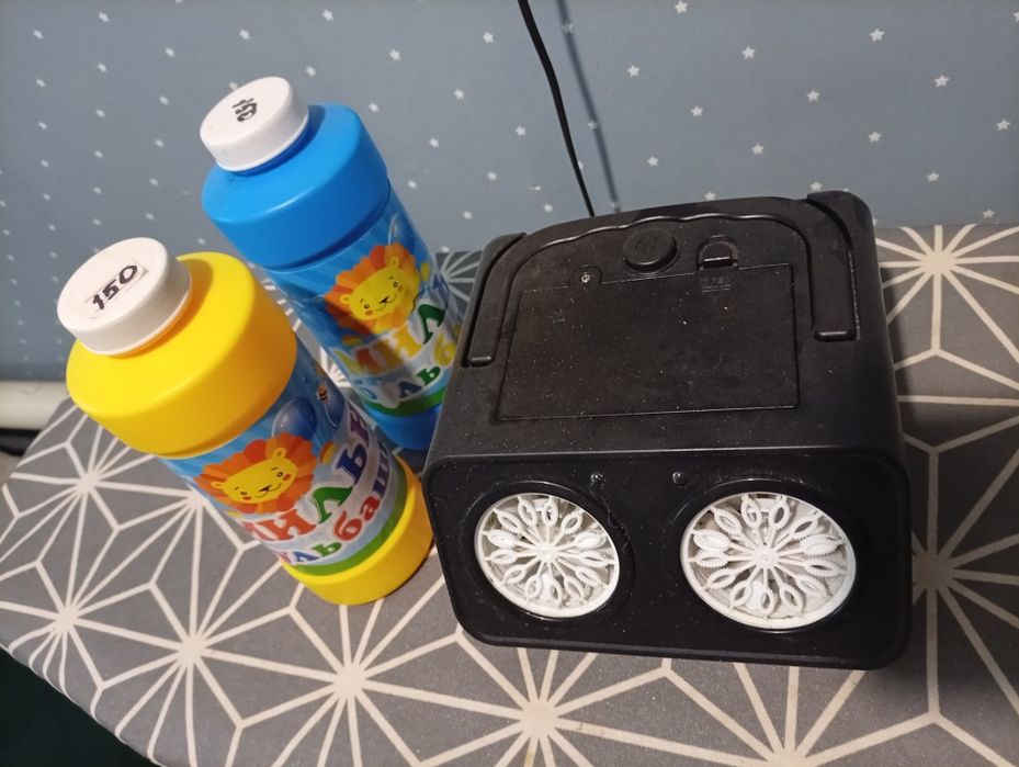 Портативная автоматическая машина для мыльных пузырей