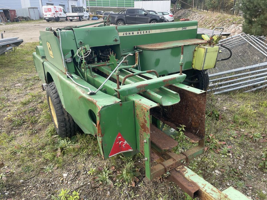 Prasa kostkująca John Deere 342