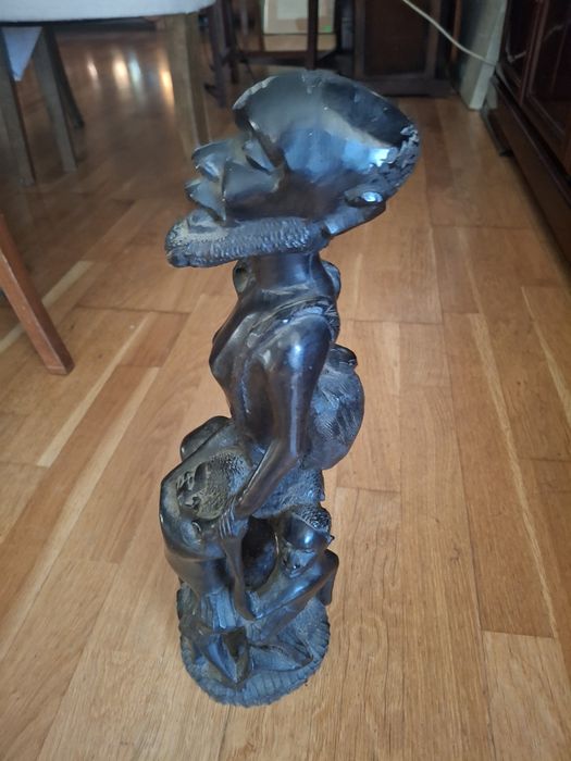 Grande  42 cms estaueta em madeira africana  antiga ?
