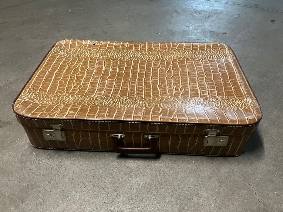 Mala vintage de cartão em camel