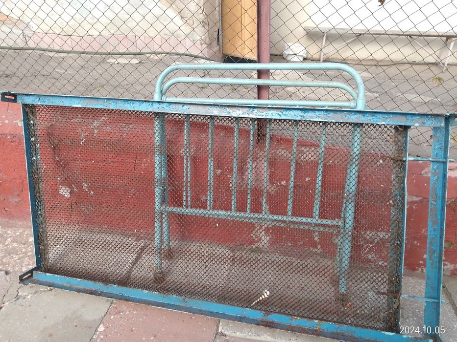 Залізне радянське ліжко