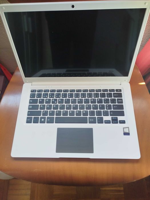 Computador portátil Insys branco.