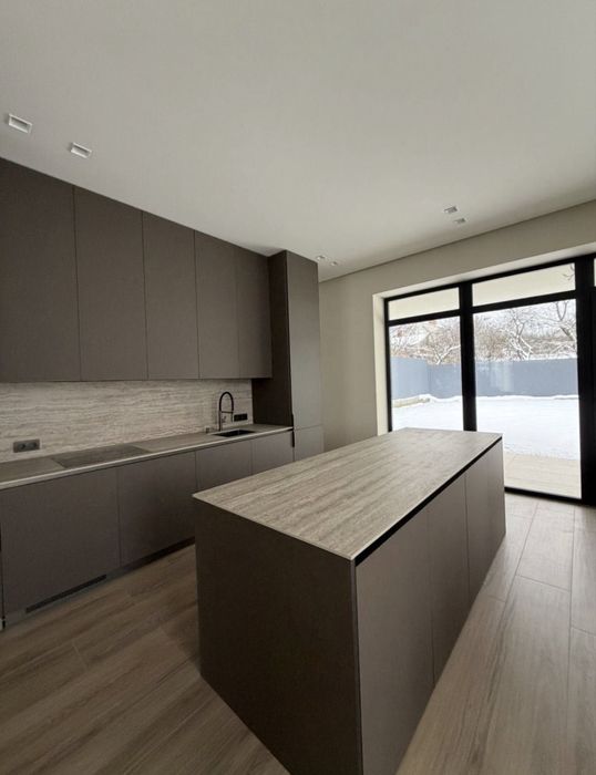 Продається сучасний будинок центр міста