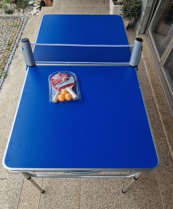 mini mesa de ténis de mesa dobrável azul, compacta e portátil, ideal para espaços reduzidos.