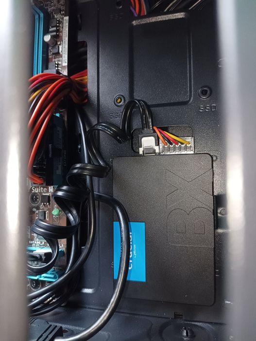 Komputer stacjonarny z i3 procesorem.