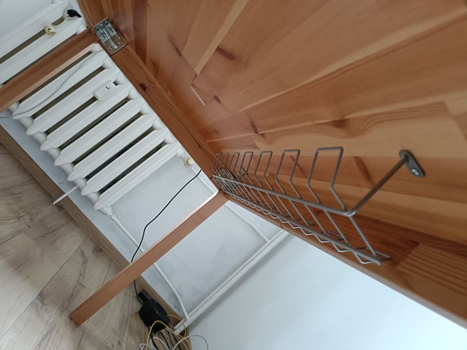 Stół Ikea, może służyć za biurko.