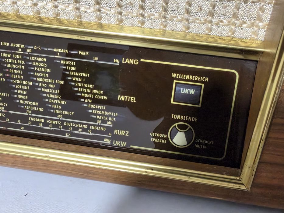 Rádio antigo reparado SABA