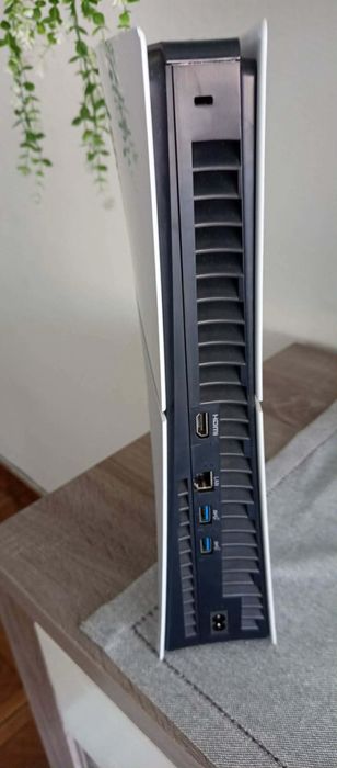Ps5 com 2 comandos como nova