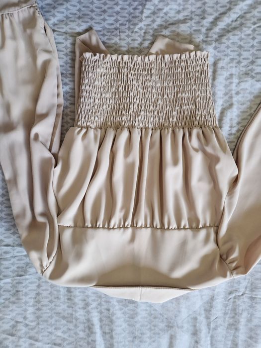 Blusa bege com botões dourados