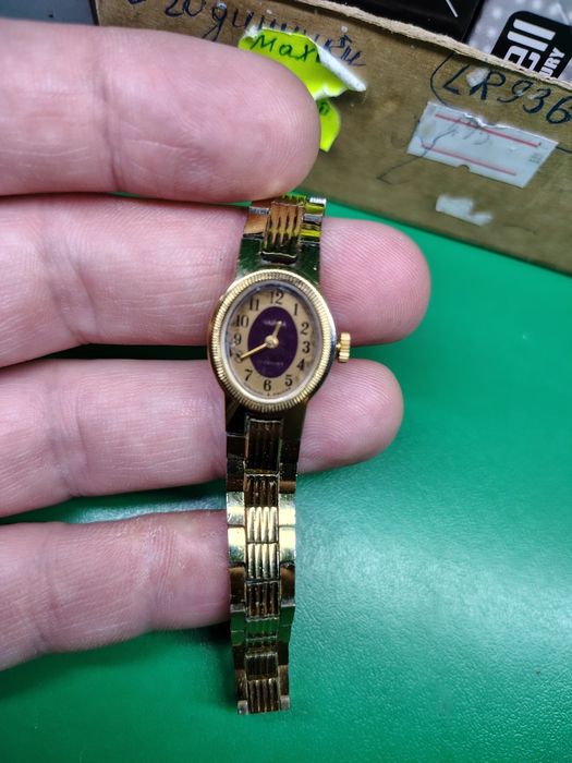 Продам винтажные женские часы ЧАЙКА.