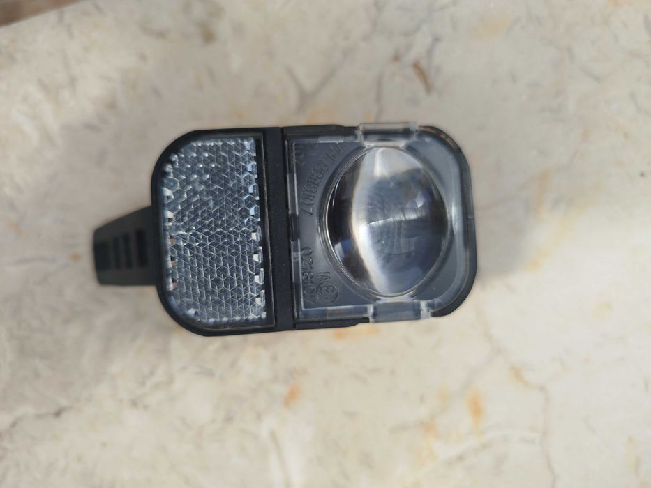 Luz frontal para bicicleta ou trotinetes.