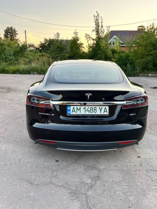 Tesla S 90D повний привід