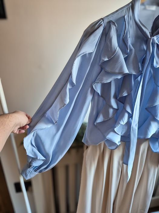 Elegancka koszula damska oversize baby blue z falbanką kokardą wiosna