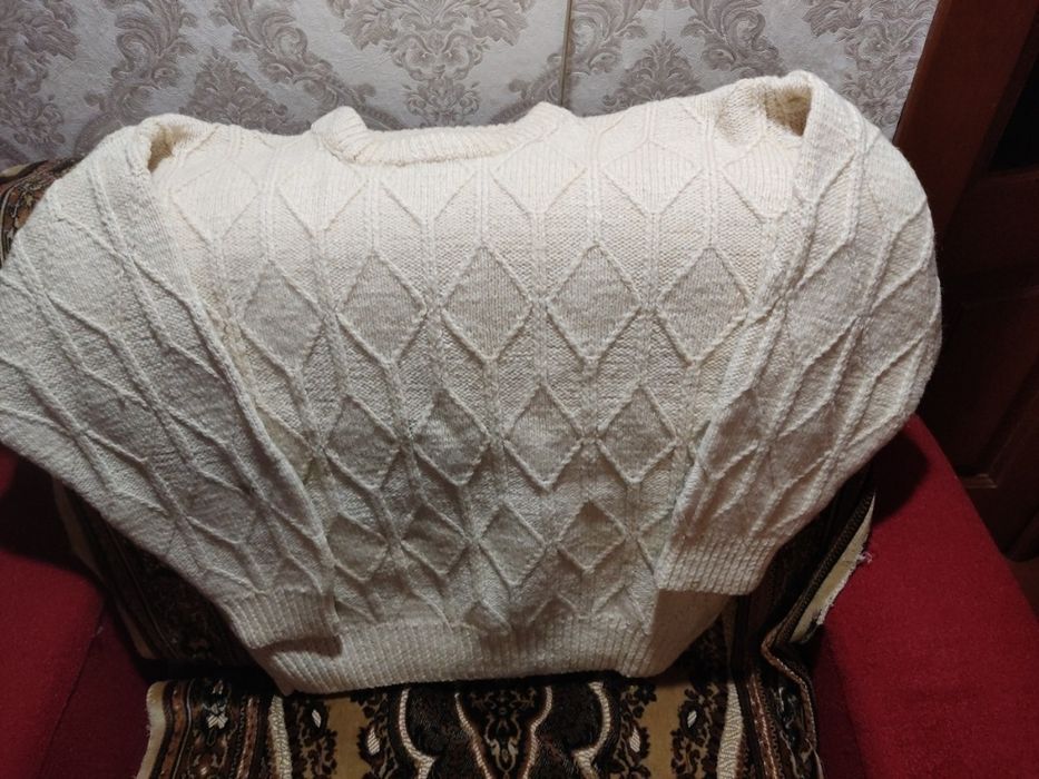 Светр унісекс із вовни.