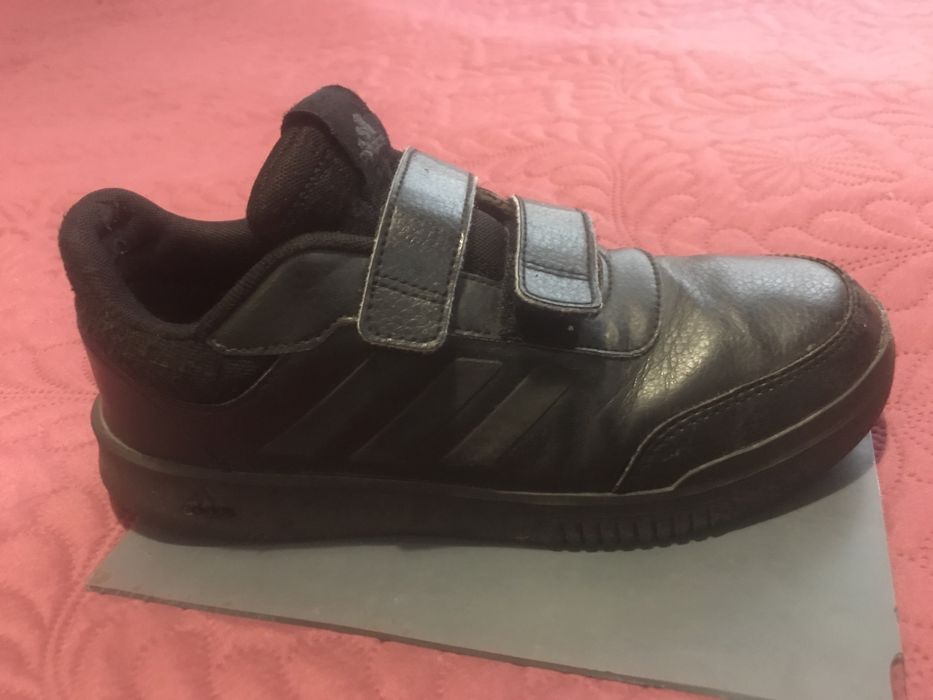 Взуття кросівки