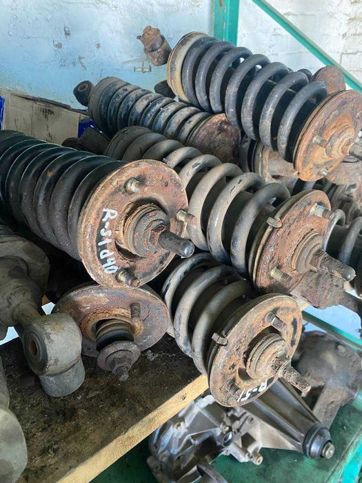 Пружина стійка стойка Nissan NAVARA D40 навара Pathfinder R51