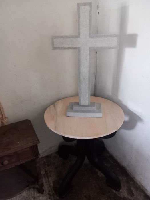 Cruz de pedra, bujadarda dos dois lados, feita a mão