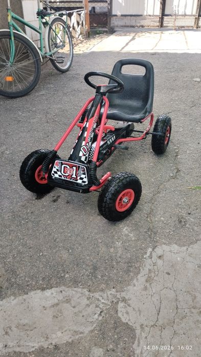 Дитячій автомобіль на педялях