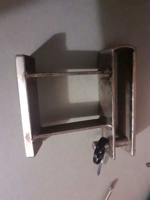 Tranca para pedais de carro feita em aço inoxidável.  Nao enferruja.