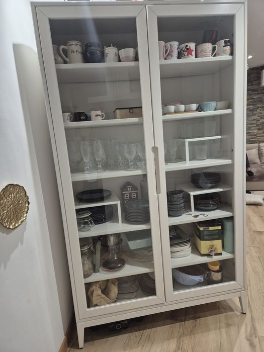 Vitrine IKEA branca com portas de vidro – como nova