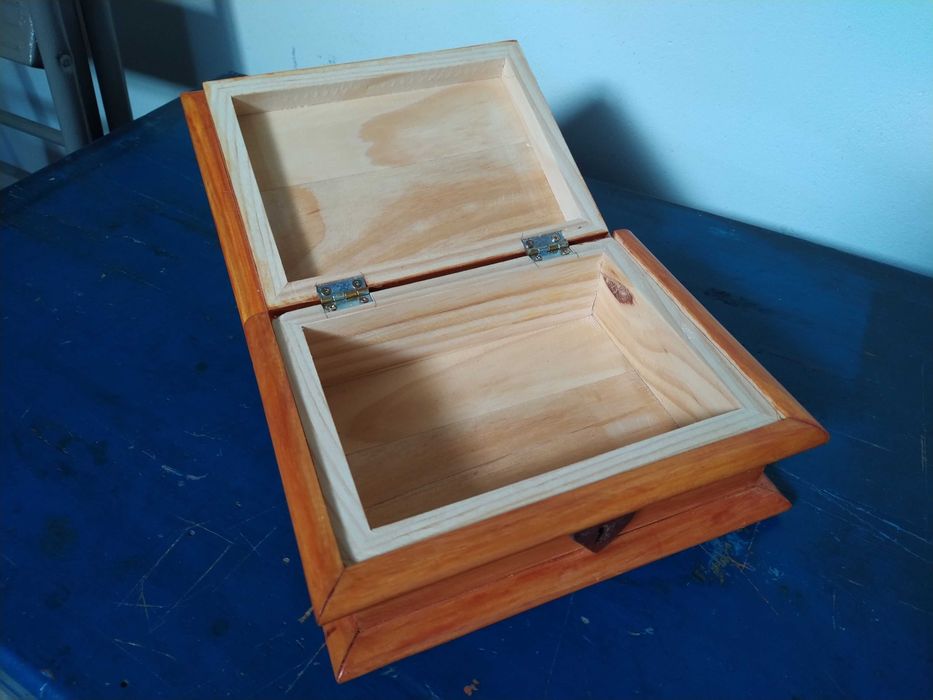 Caixa de madeira - porta jóias (artesanato)