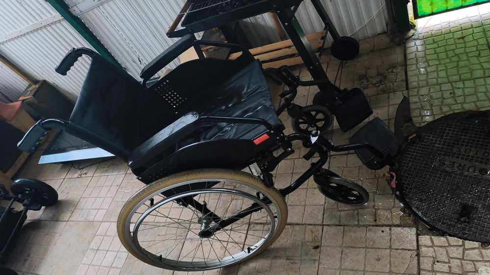 Cadeira de rodas usada