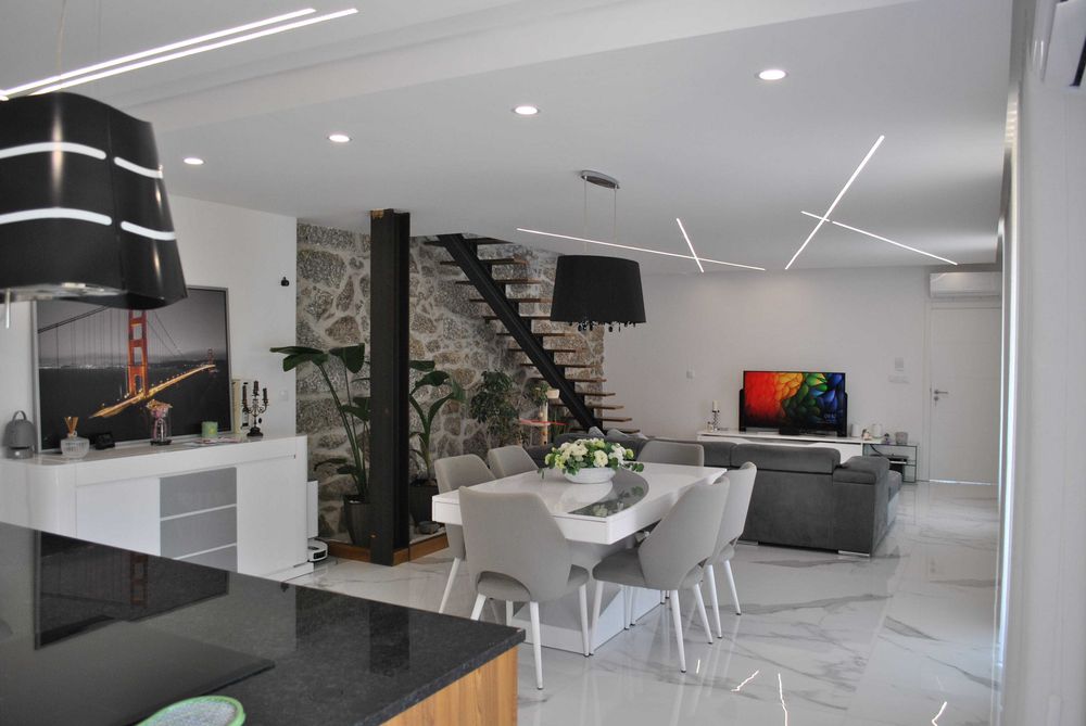 Quintinha com 12.000 m² e casa V3 totalmente renovada – o refúgio perfeito!