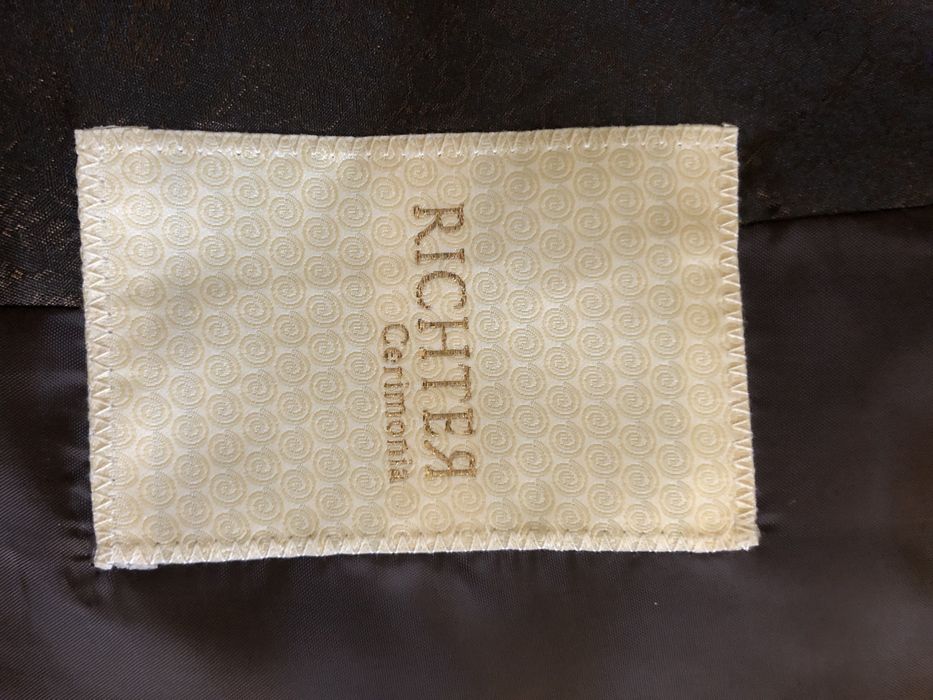 Костюм мужской с золотым отливом