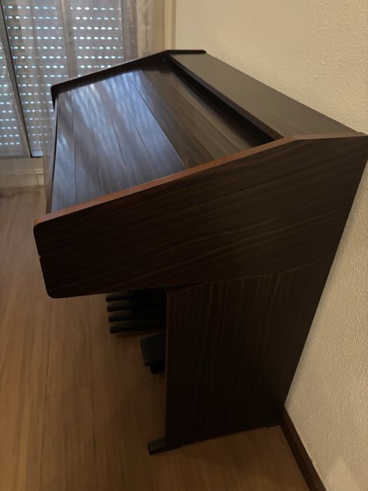 Órgão Bontempi em madeira