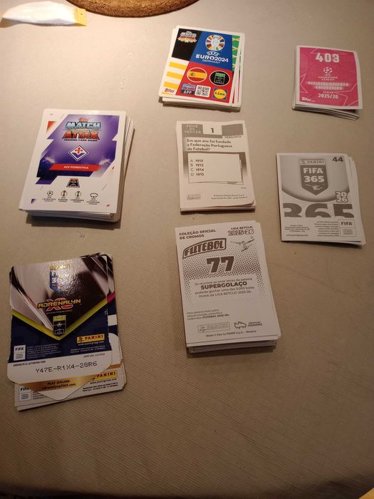 Cartas e cromos variados
