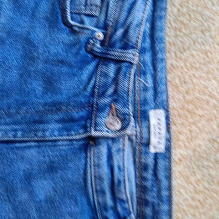 Джинси модні в кльош великого розміру.