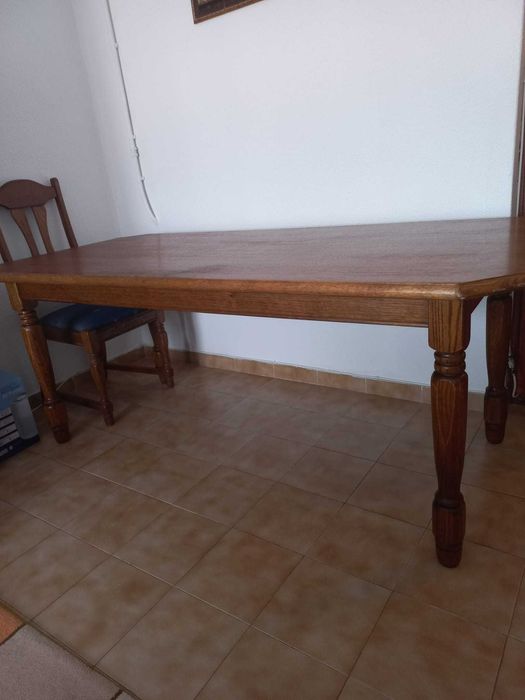 Mesa de madeira + 6 cadeiras